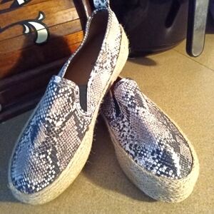 Qupid Snakeskin Slip -Ons Size 8.5